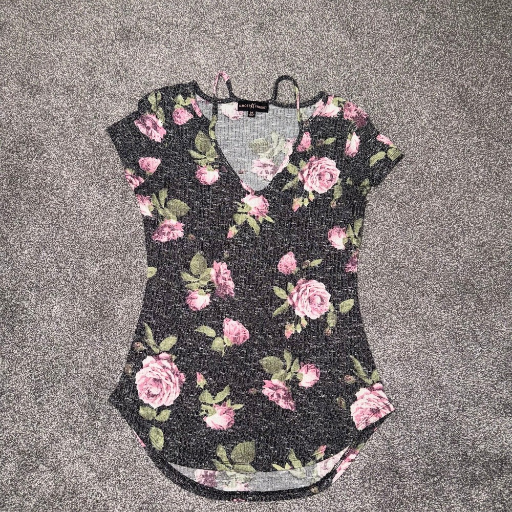 Almost Famous Women's Gray Short Sleeve Top With Floral Design - Medium